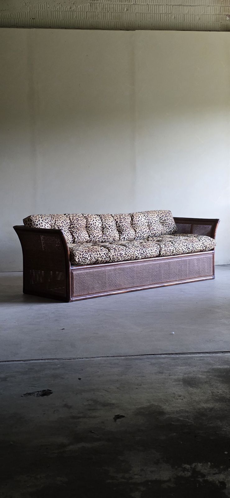 photo vinterior Banc vintage 3 places en rotin et roseau, revêtement imprimé léopard