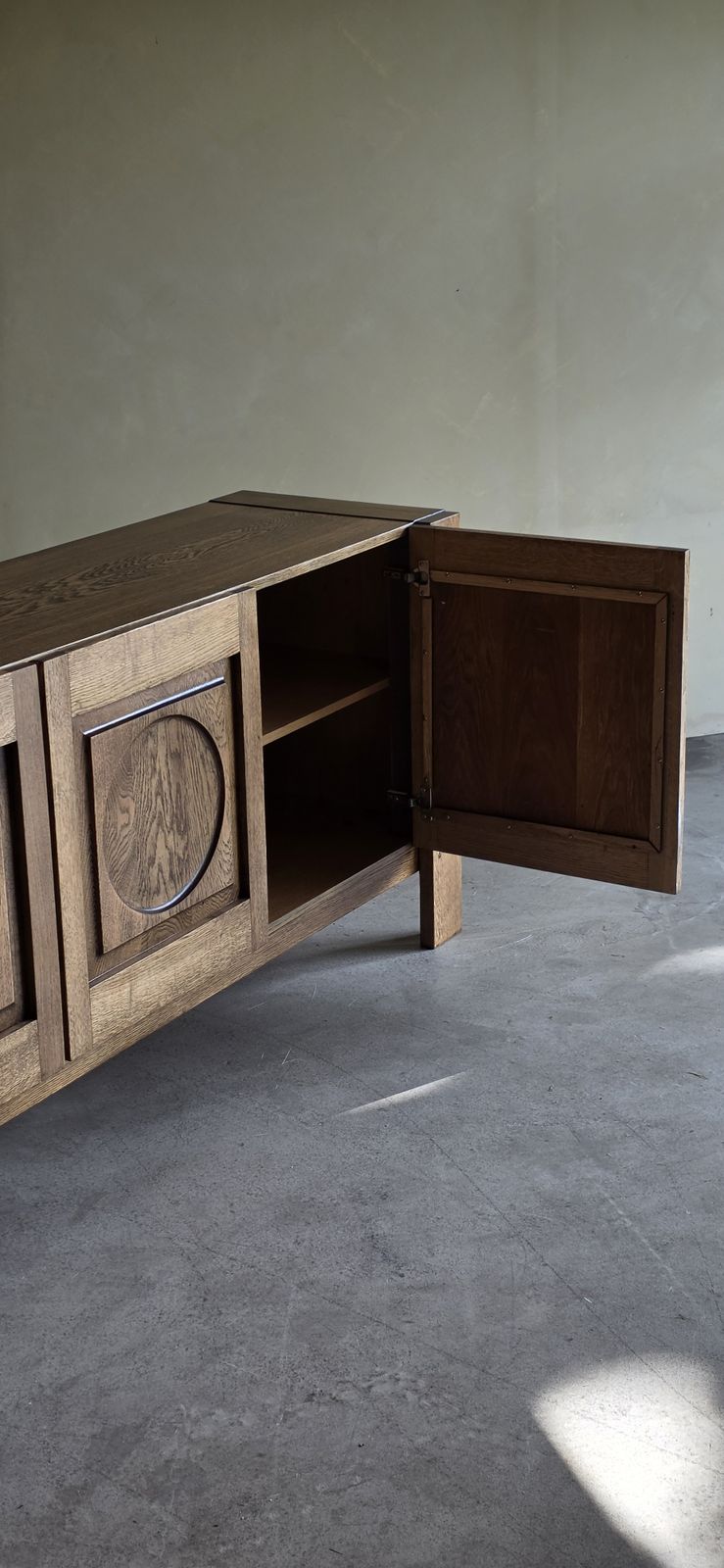 photo furniture Brutalistisch dressoir in naturel eiken
