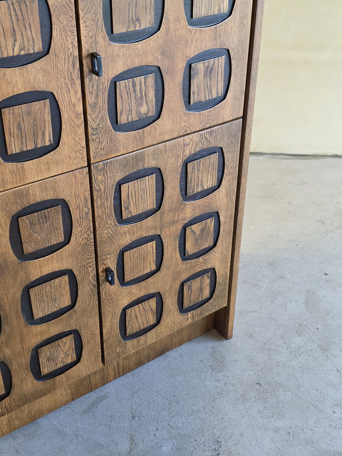 Brutalistisch eikenhouten kabinet met gedecoreerde deuren, jaren 1970 photo furniture