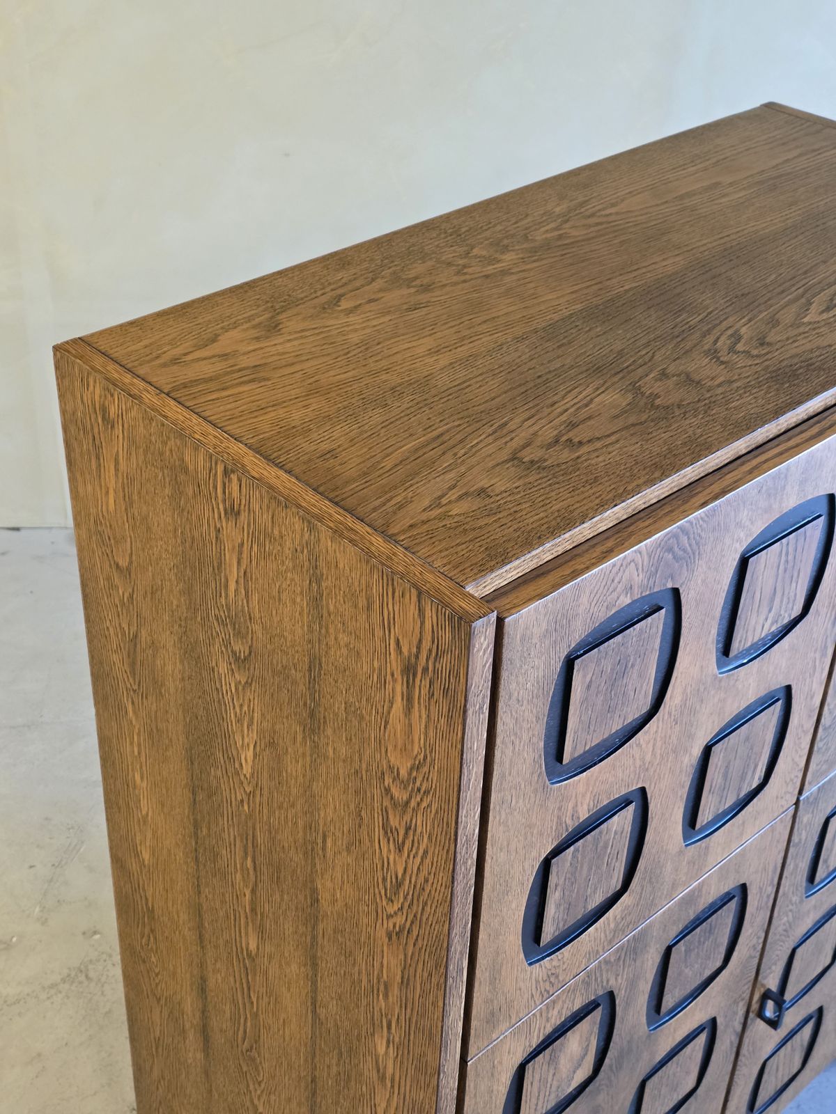 photo furniture Brutalistisch eikenhouten kabinet met gedecoreerde deuren, jaren 1970