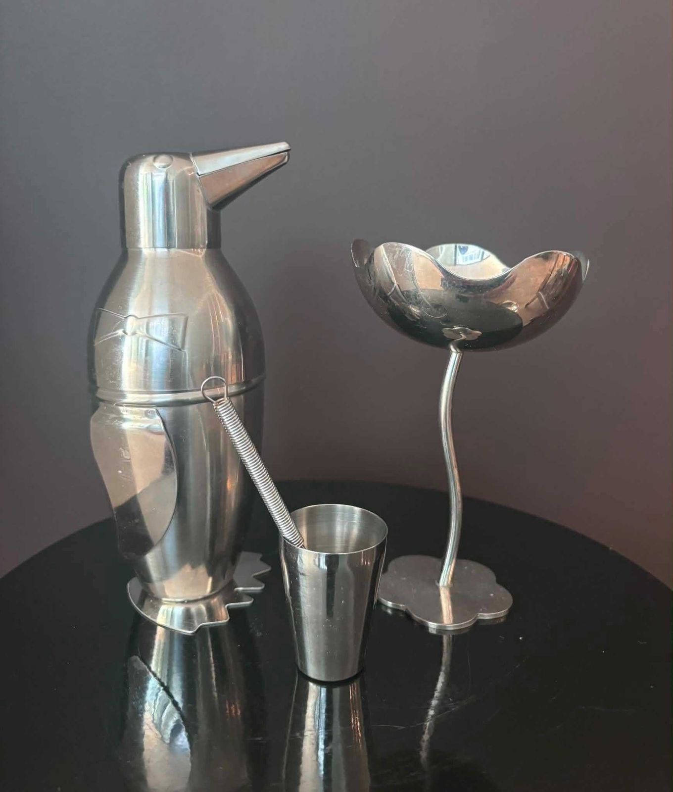 Set de bar à cocktails vintage en acier inoxydable, shaker pingouin, coupe fleur moderniste, doseur et mini fouet photo Décoration