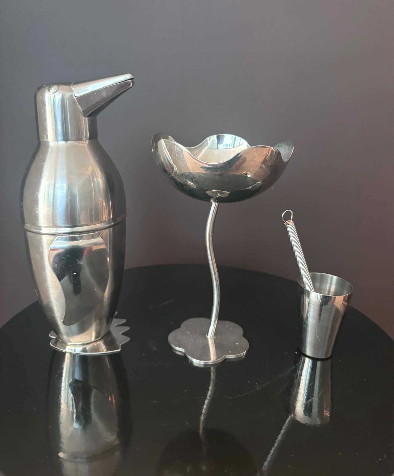 Vintage Mix And Match Cocktailset van Roestvrij Staal – Pinguïnshaker, Modernistische Bloemcoupes, Jigger & Mini Garde photo vintage