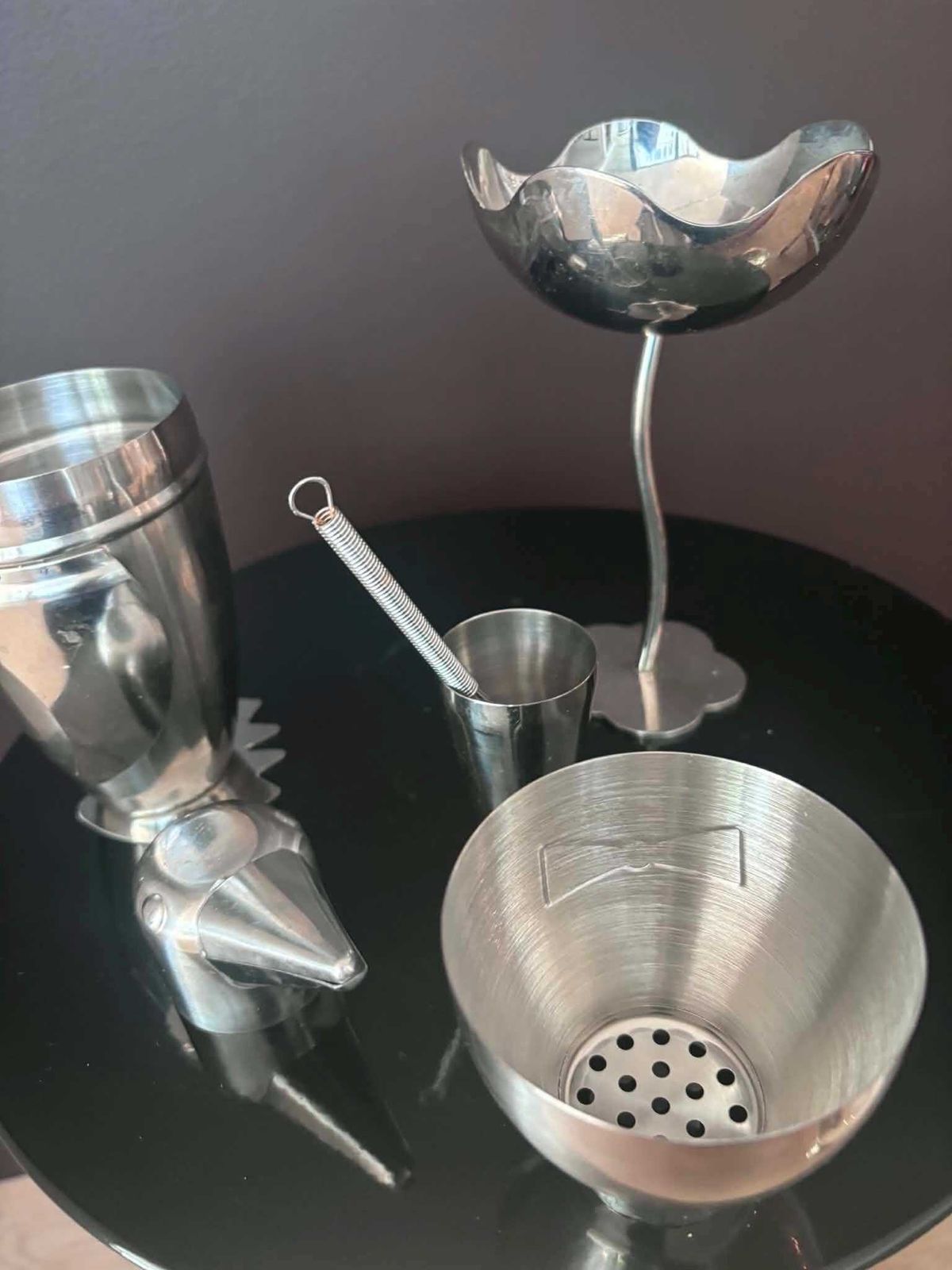 170.0 Set de bar à cocktails vintage en acier inoxydable, shaker pingouin, coupe fleur moderniste, doseur et mini fouet photo