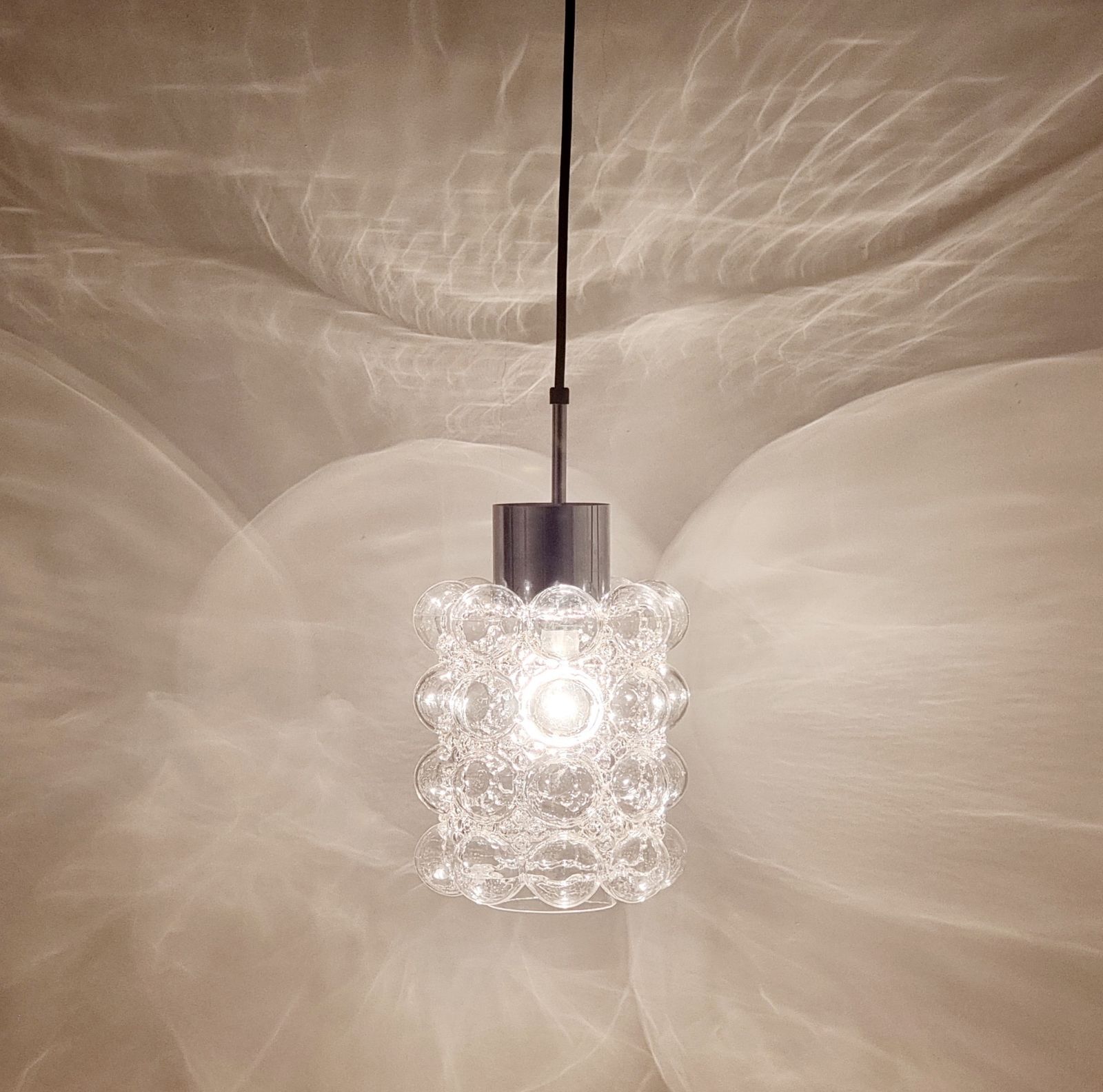 Paire de suspensions mid-century modern en verre bullé, par Helena Tynell pour Limburg, Allemagne, années 1960 photo Luminaires