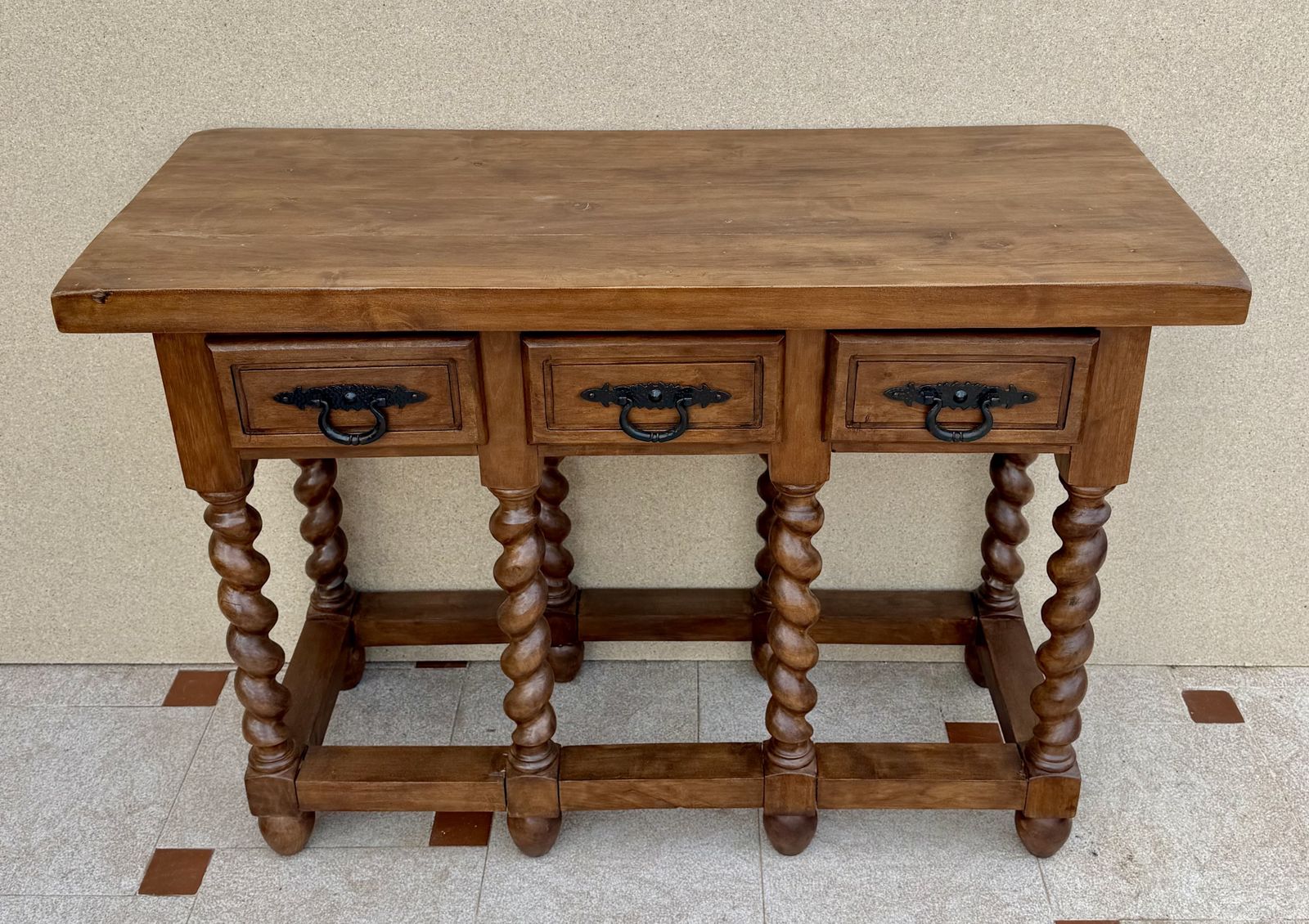 Spaanse consoletafel van massief hout met drie lades, midden 20e eeuw photo Meubels