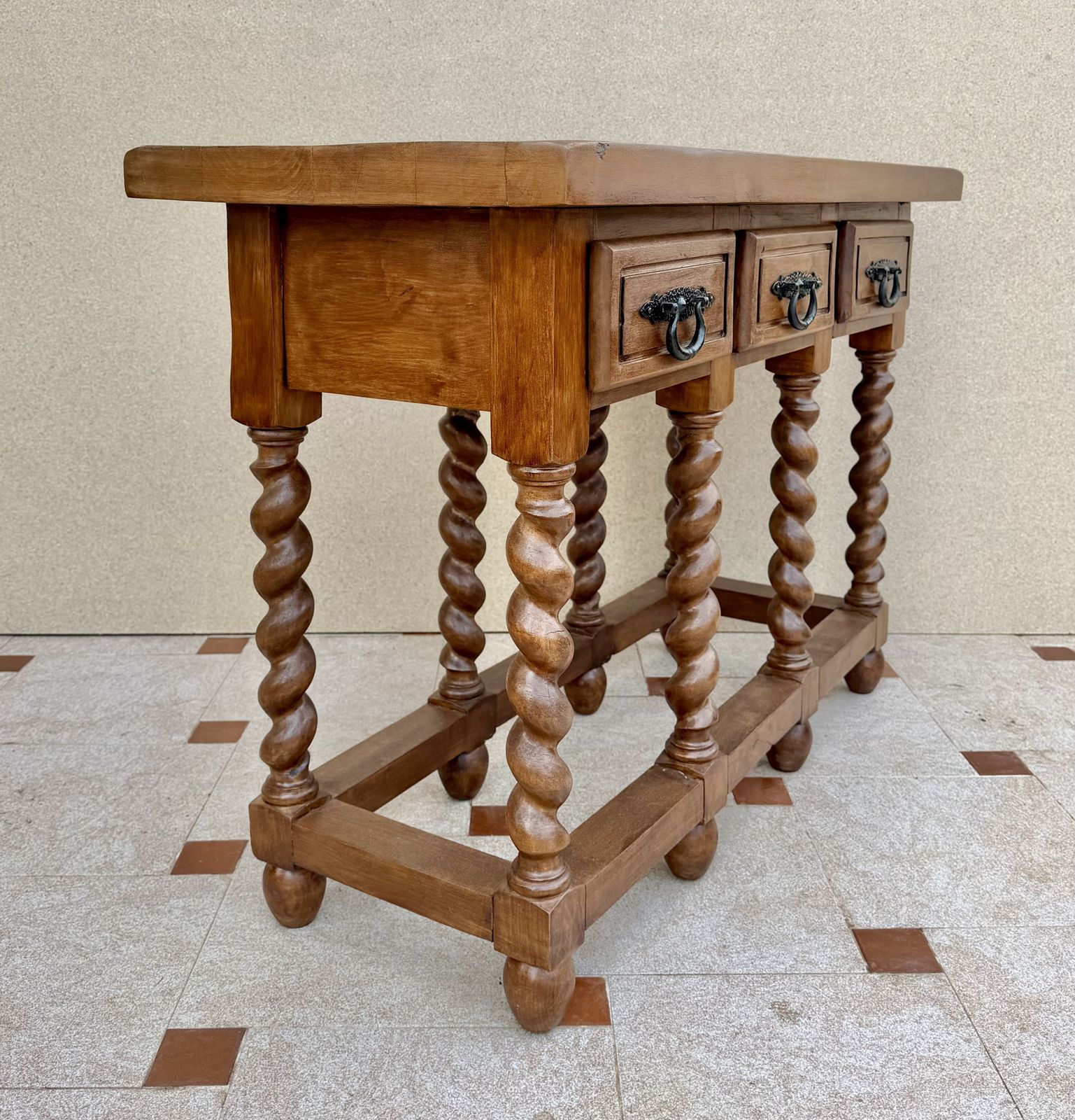 Spaanse consoletafel van massief hout met drie lades, midden 20e eeuw photo vinterior