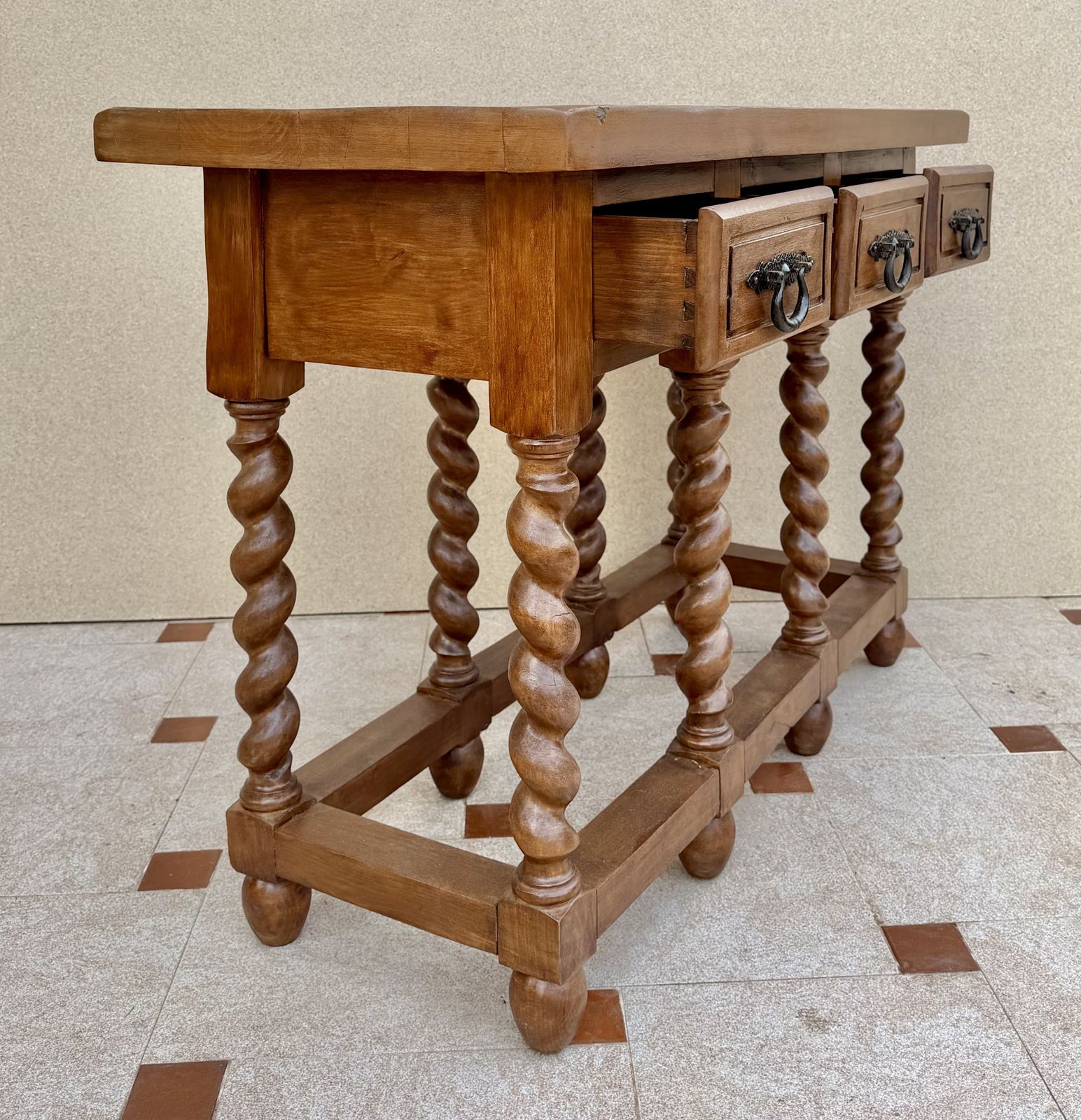 Spaanse consoletafel van massief hout met drie lades, midden 20e eeuw photo buy