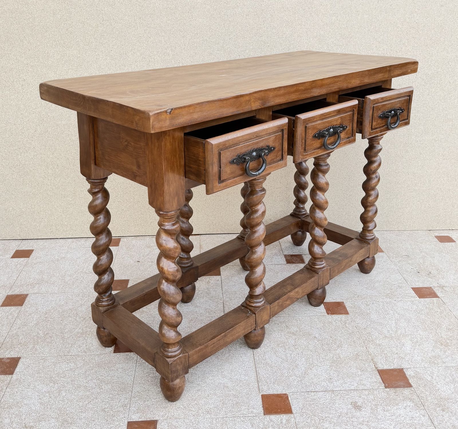 2400.0 Spaanse consoletafel van massief hout met drie lades, midden 20e eeuw photo