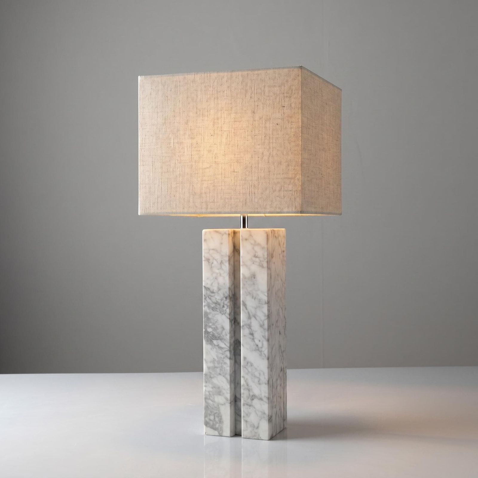 Pied de lampe en marbre de Carrare, design Art déco, années 1940