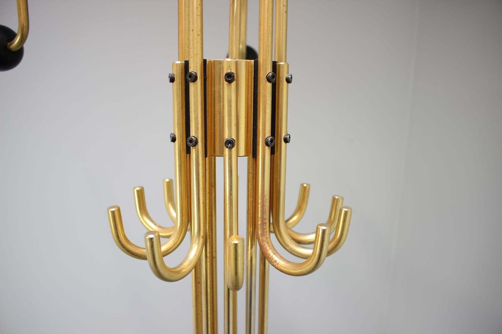 Italiaanse Postmodern kapstok van messing met zwarte houten eindknoppen, ca. 1980–1985 photo Meubels