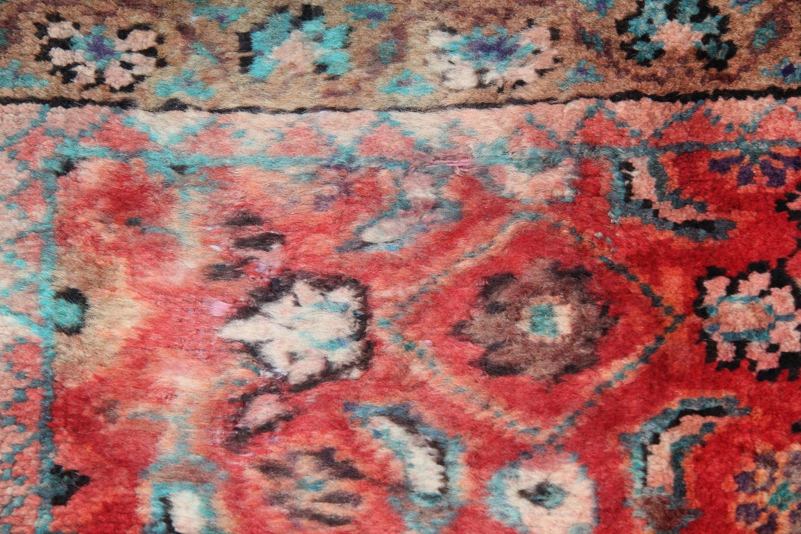 Traditioneel wollen loperkleed, handgeweven tapijt, oosters rood trapkleed photo vinterior