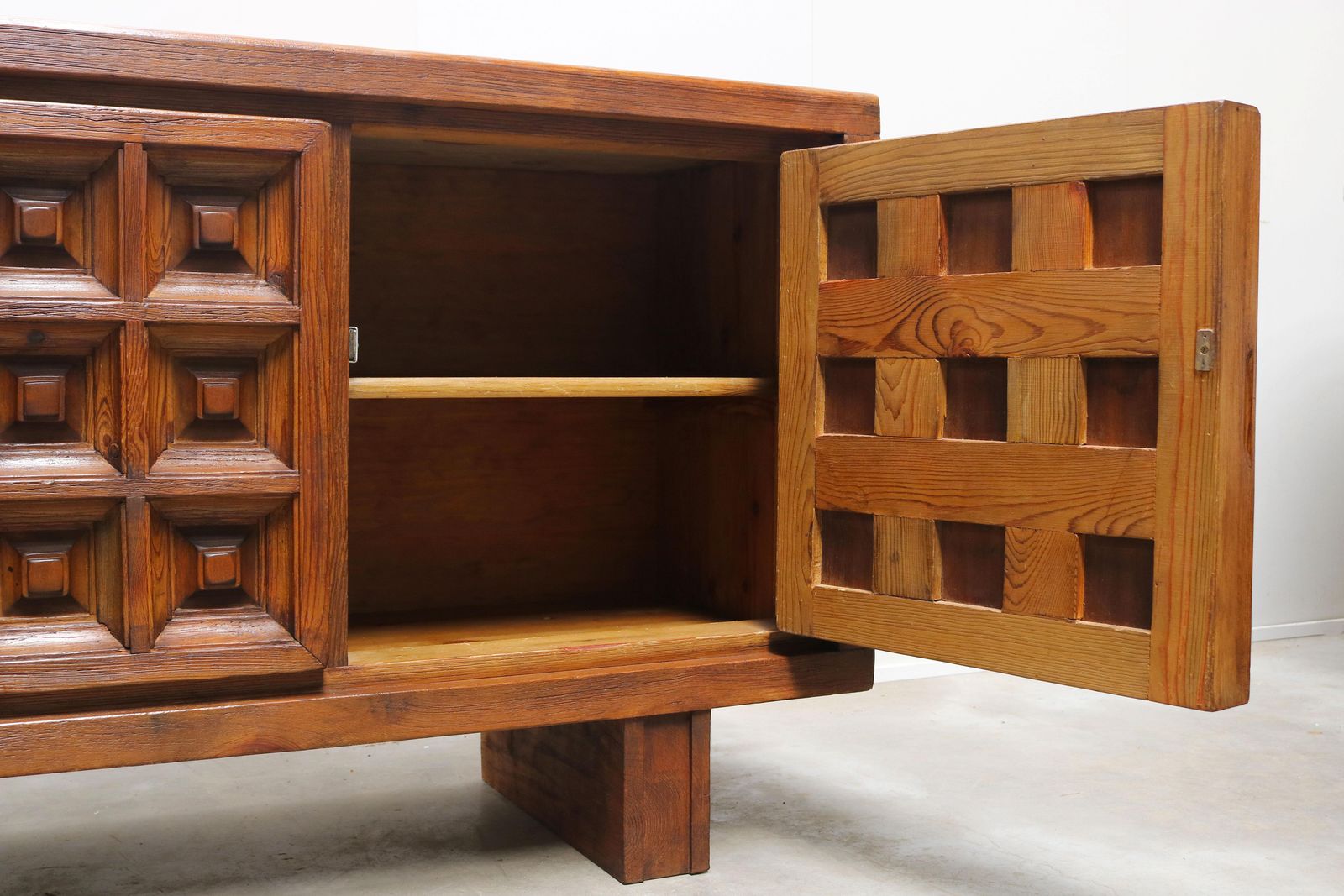 Enfilade mid-century BIOSCA, en pin teinté, Espagne, Brutalist, années 1960 photo vintage