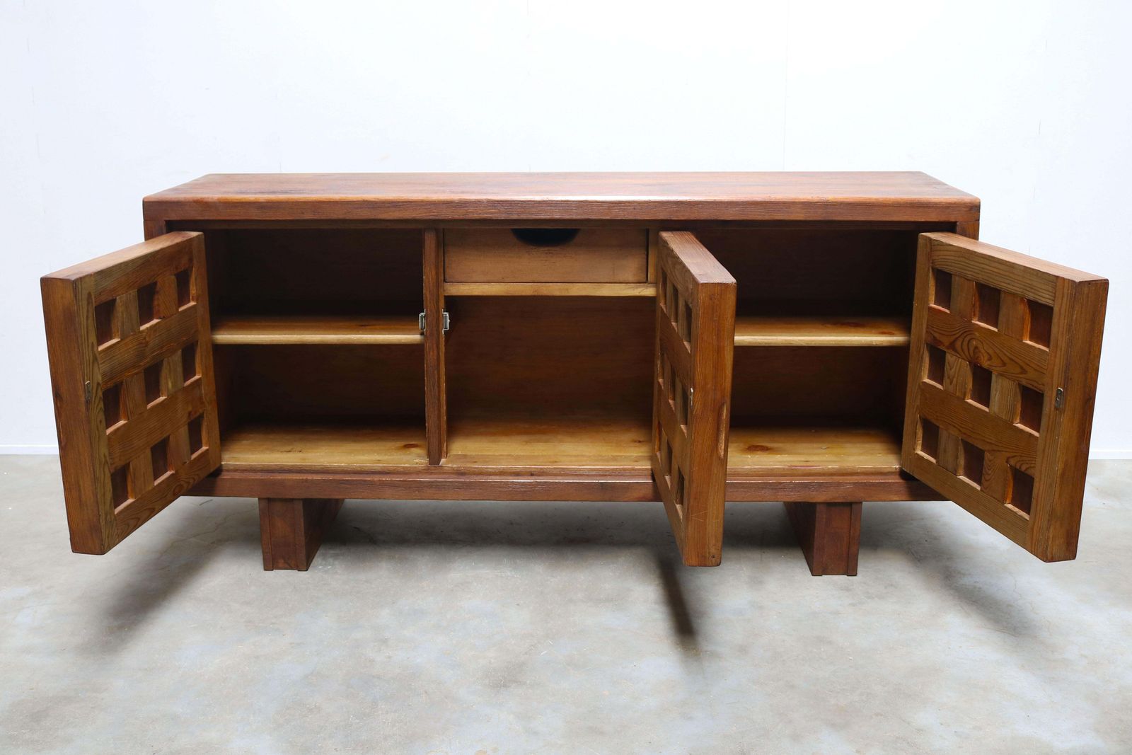 photo furniture Enfilade mid-century BIOSCA, en pin teinté, Espagne, Brutalist, années 1960