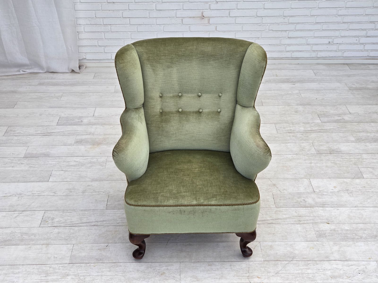 Ca. jaren 1960, Scandinavische fauteuil, groen meubelvelours, eikenhouten poten. photo vinterior