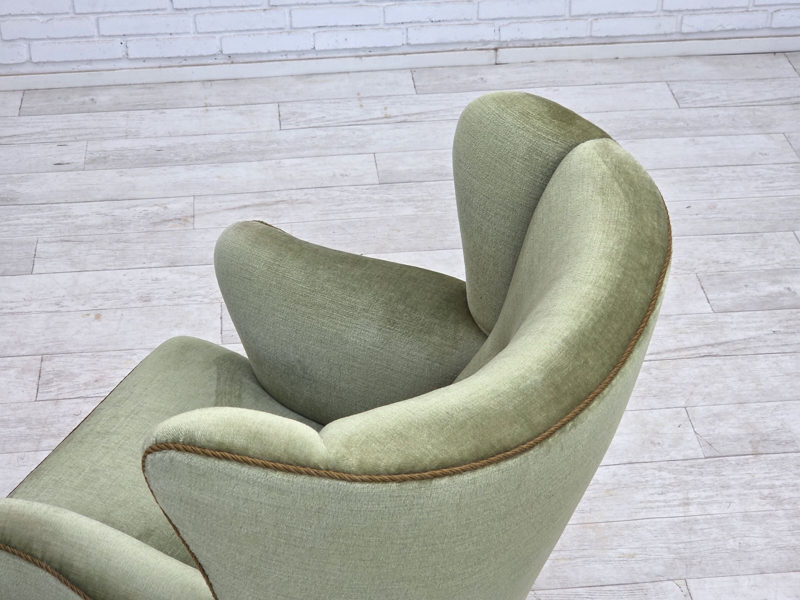 photo vinterior Ca. jaren 1960, Scandinavische fauteuil, groen meubelvelours, eikenhouten poten.