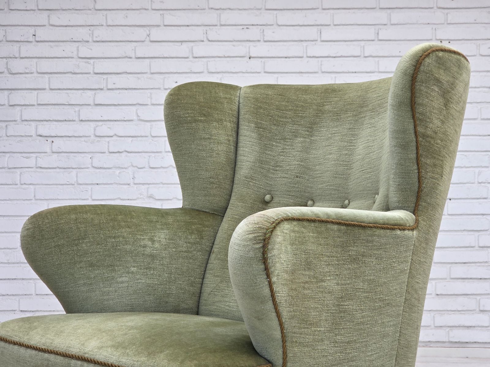 photo vintage Ca. jaren 1960, Scandinavische fauteuil, groen meubelvelours, eikenhouten poten.
