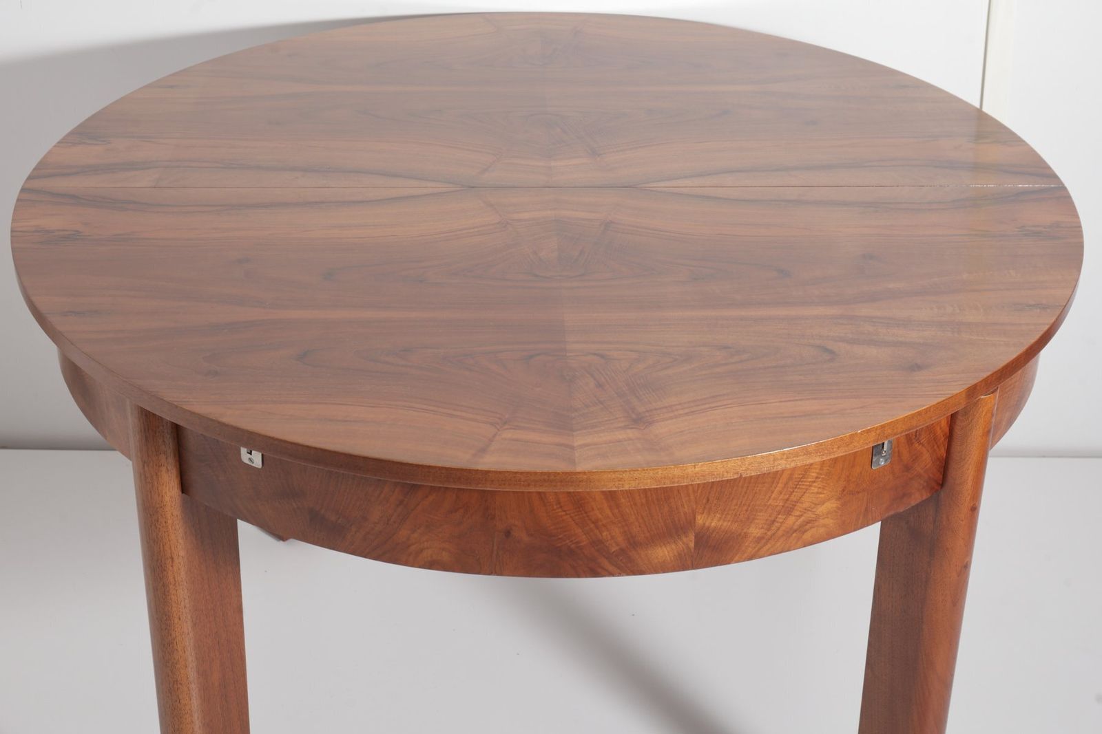Ronde Uitschuifbare Eettafel H 183 in Walnoot door Jindrich Halabala voor UP Závody, jaren 1930 photo Meubels