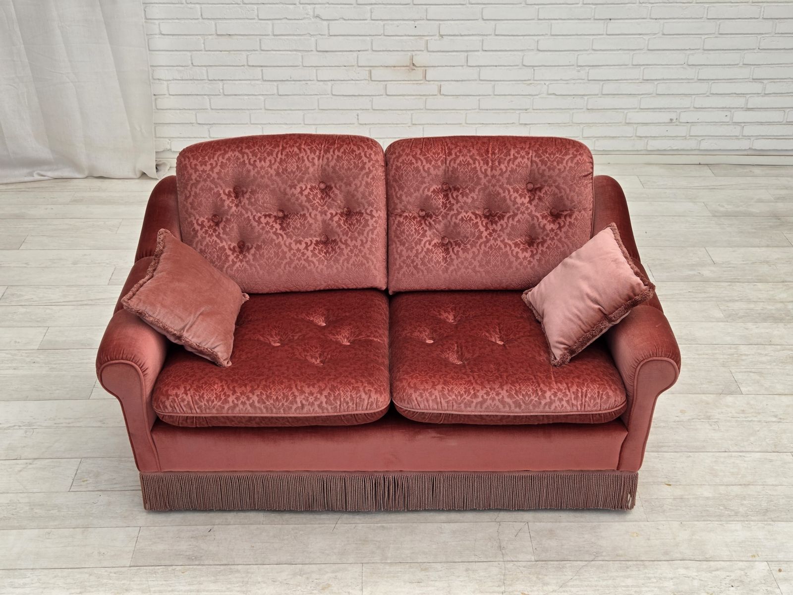 Scandinavische 2-zitsbank, jaren 1980, roze meubelvelours. photo furniture
