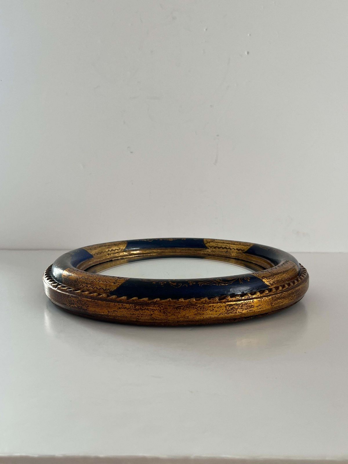 photo furniture Ronde Convexe Wandspiegel, Houten Lijst Blauw en Verguld, Fijn Detail, Begin 20e Eeuw