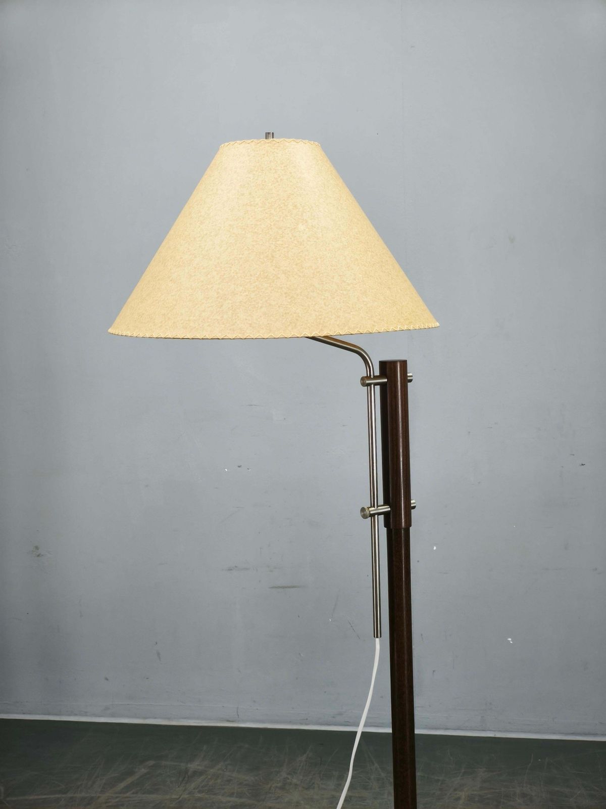 Verstelbare Duitse vloerlamp uit de jaren 1970 van eikenhout en metaal met handgemaakte papieren kap photo vintage