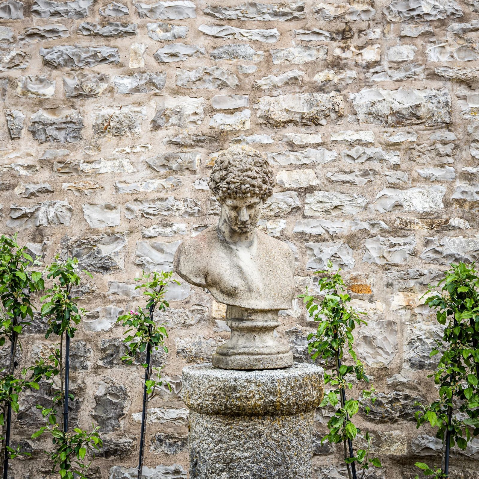 Buste van de Capitolijnse Antinous / Hermes in gegoten steen, eind 20e eeuw photo furniture