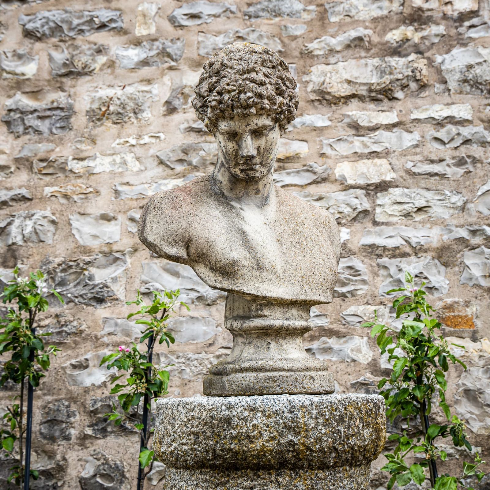 Buste van de Capitolijnse Antinous / Hermes in gegoten steen, eind 20e eeuw