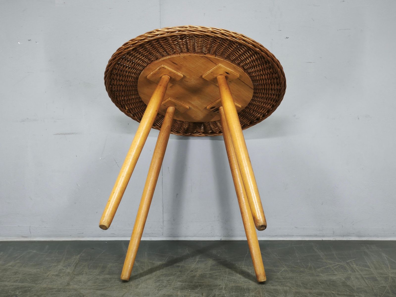 photo furniture Jan Kalous Rotan en Beuken Bijzettafel, Tsjecho-Slowakije, jaren 1970