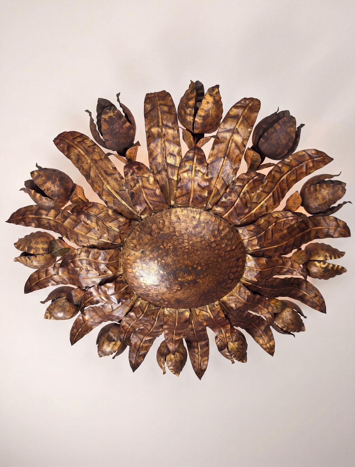 Grand plafonnier mid-century en forme de soleil, métal doré à motif floral, années 1950