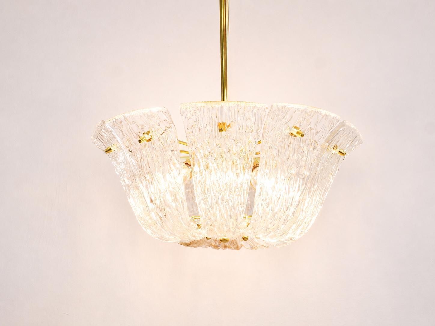 Grote J.T. Kalmar gebogen mand-kroonluchter, messing & getextureerd glas, Wenen, 1950 photo furniture