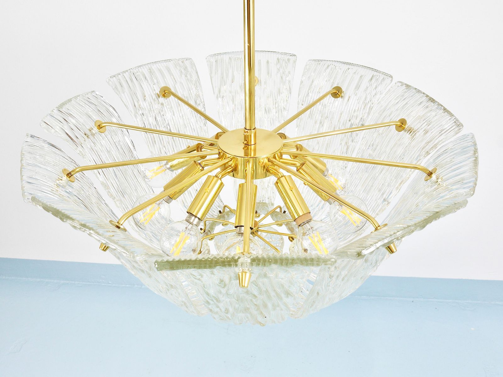 Grote J.T. Kalmar gebogen mand-kroonluchter, messing & getextureerd glas, Wenen, 1950 photo vinterior