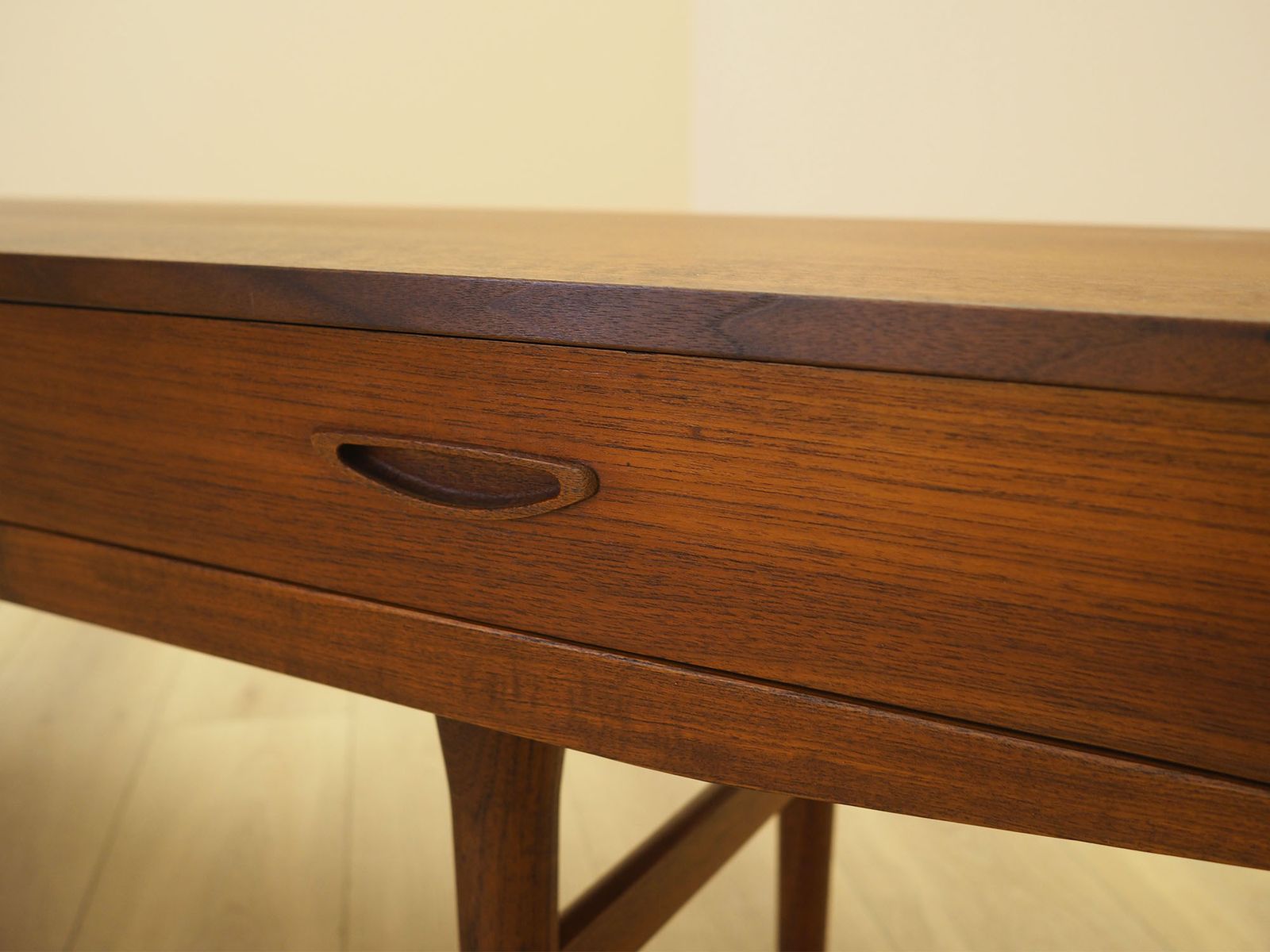 photo furniture Teakhouten lowboard, Deens design, ca. jaren 1960, gemaakt in Denemarken