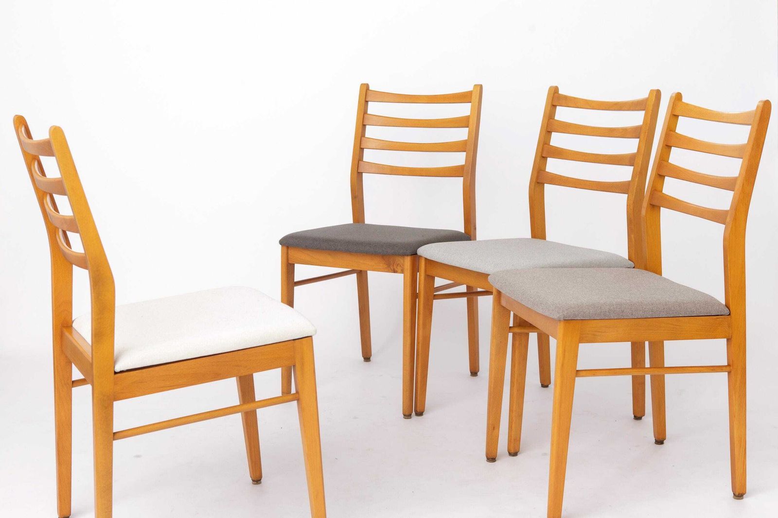 Set van 4 Vintage Duitse Beukenhouten Eetkamerstoelen | Opnieuw Bekleed | Mid-Century Modern | jaren 1970 photo vintage