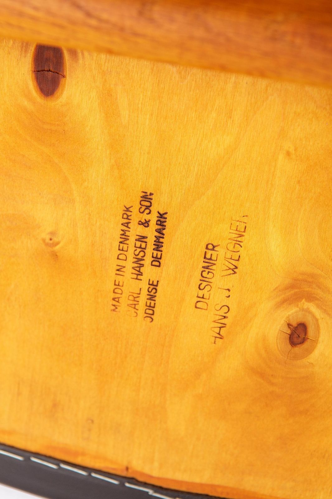 photo furniture CH29 Sawbuck Chair van Hans J. Wegner voor Carl Hansen & Søn | Deens eiken | ca. jaren 1960