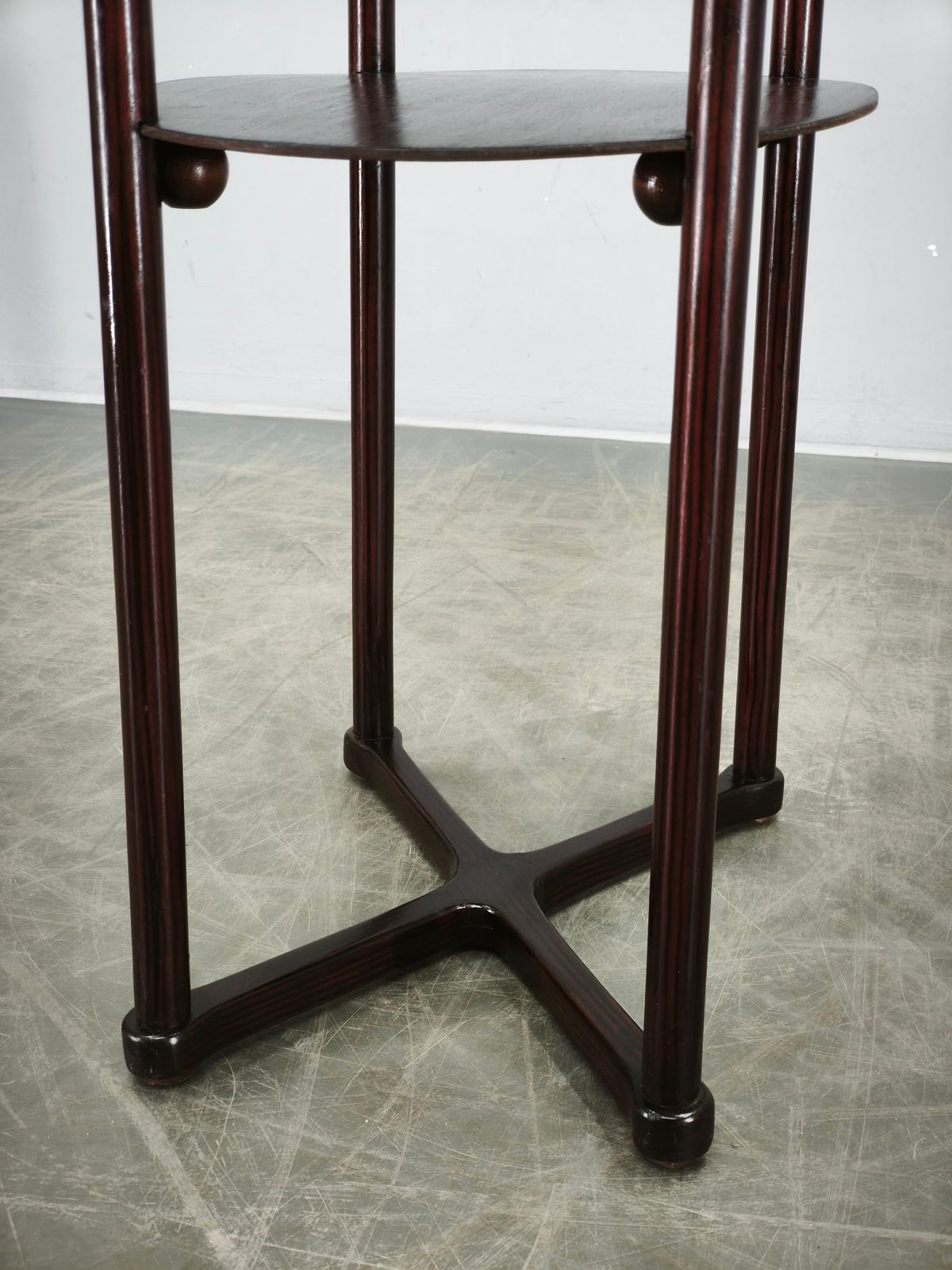 photo furniture Table ovale Josef Hoffmann pour Jacob & Josef Kohn, Vienne, vers 1900