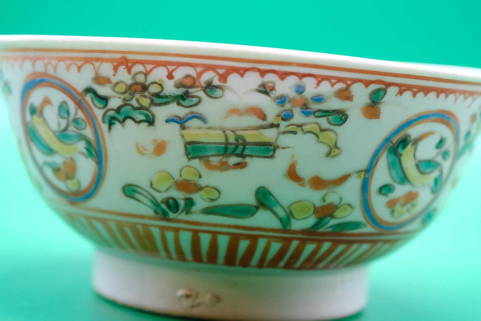 Woonaccessoires Antiek Chinees Swatow-kom, 17e eeuw, Ming/Transitional, ijzerrood exportaardewerk, geauthenticeerd door veilinghuis photo