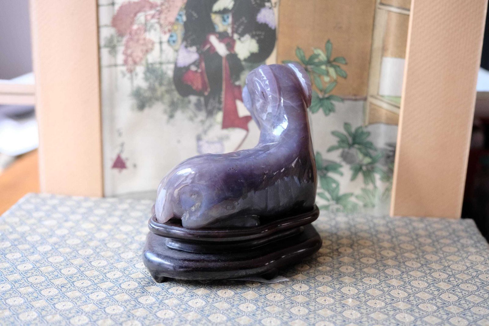 photo furniture Antiek Chinees hardstenen beeldje ram schaap geit, paarse amethist kwarts, Qing/Republiek, houten standaard