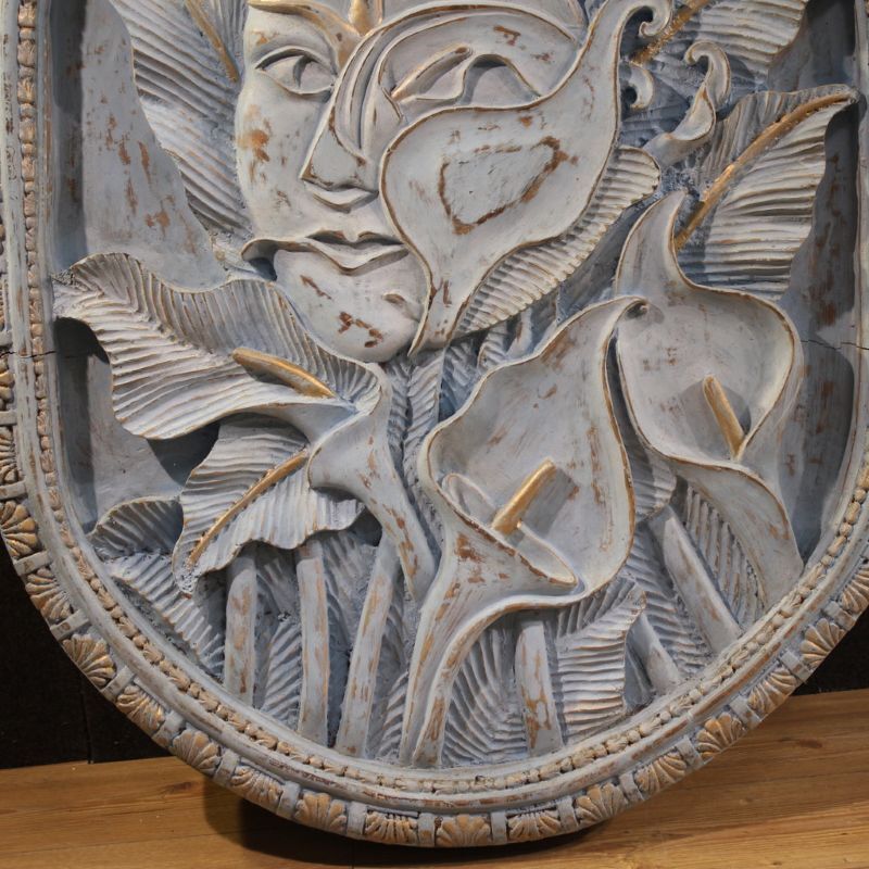 Bas-reliëfsculptuur, gestileerd gezicht met bloemen, 20e eeuw photo Kunst