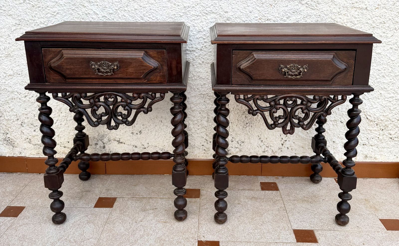 Paar Portugese nachtkastjes met barley twist-poten, jaren 1940 photo for sale