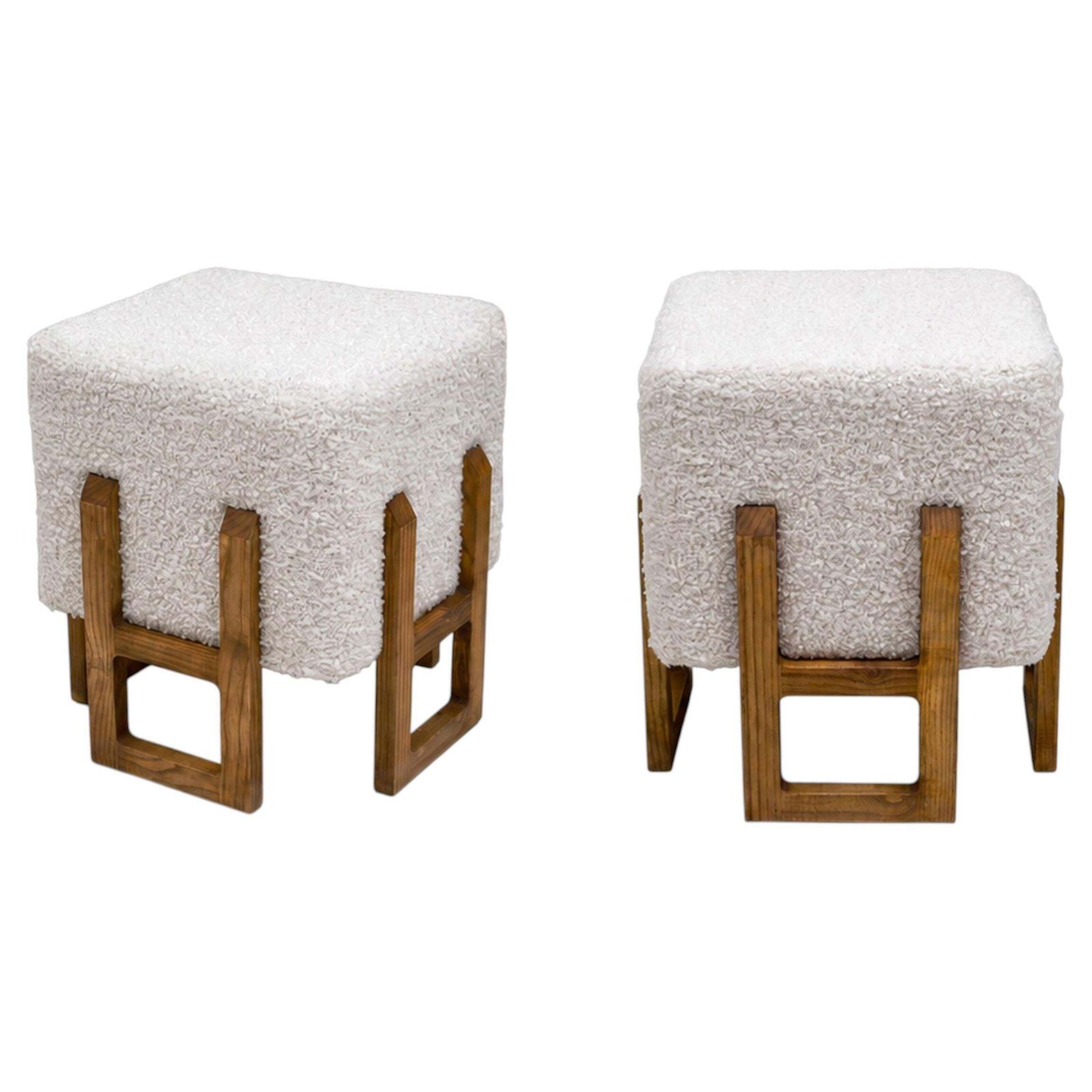 Paar Italiaanse Modernistische Krukken van Essenhout Bekleed met Witte Bouclé