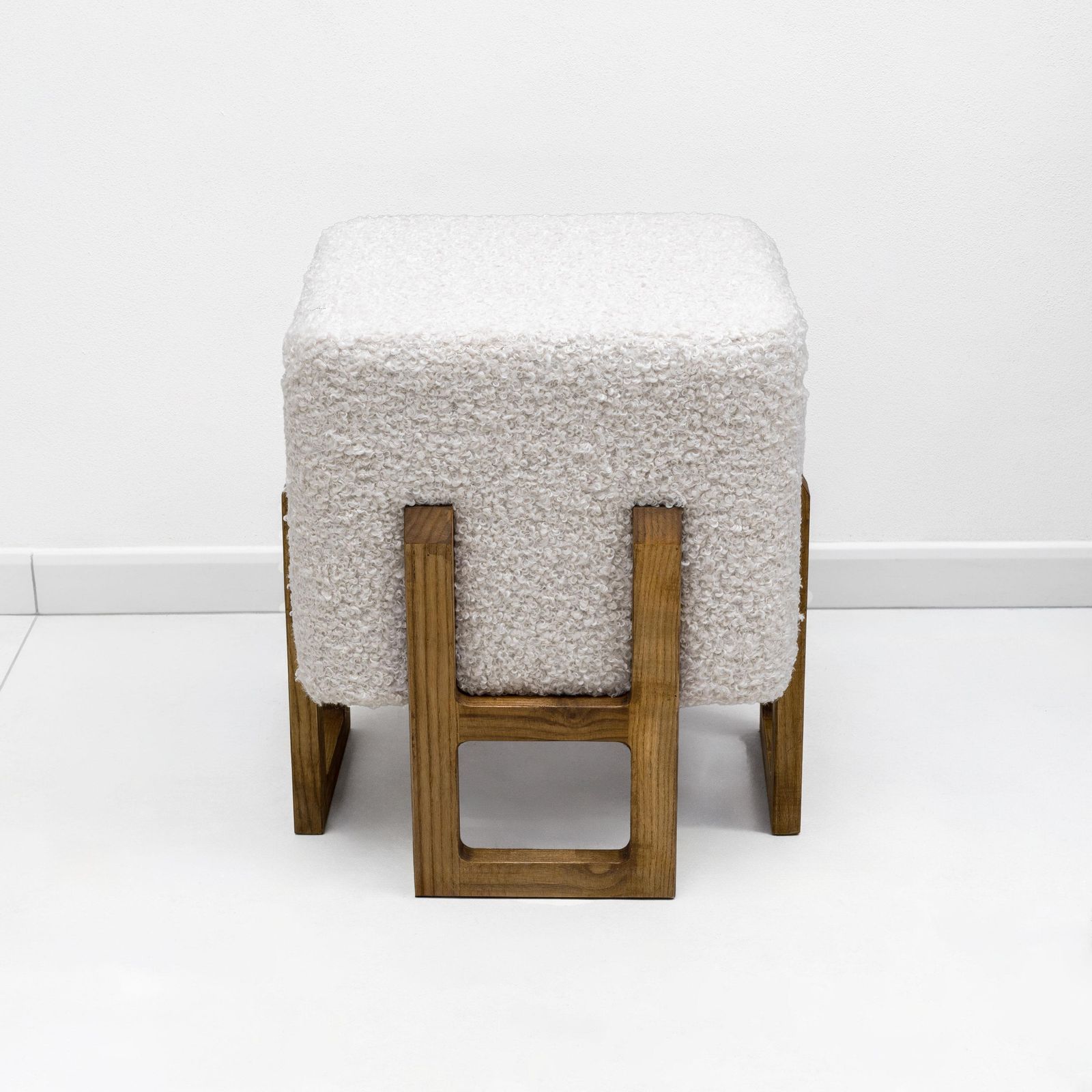 Paar Italiaanse Modernistische Krukken van Essenhout Bekleed met Witte Bouclé photo furniture