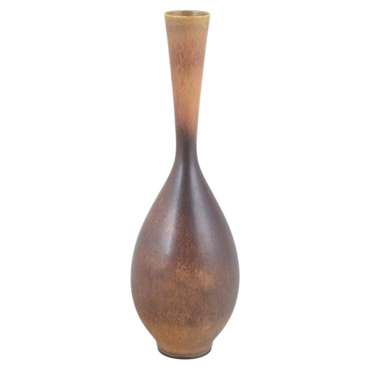 Berndt Friberg voor Gustavsberg Studio. Stoneware vaas met slanke hals, 1957.