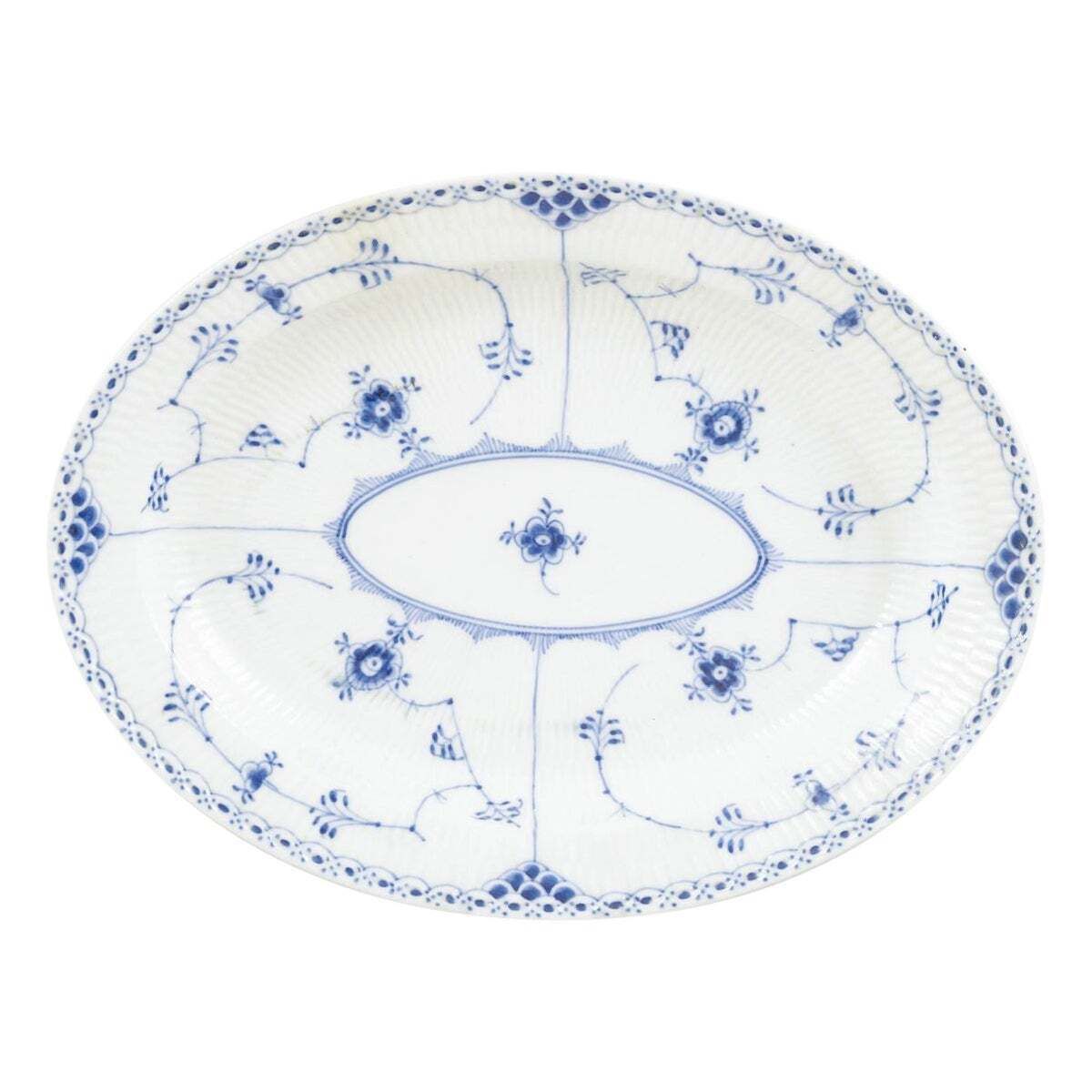 Royal Copenhagen. Plat ovale Bleu Cannelé Demi-Dentelle en porcelaine, 1950