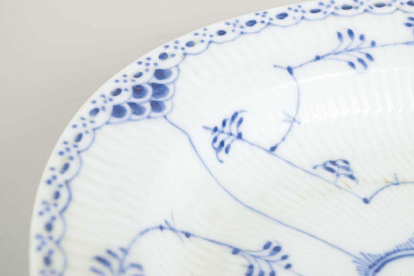Royal Copenhagen. Plat ovale Bleu Cannelé Demi-Dentelle en porcelaine, 1950 photo for sale