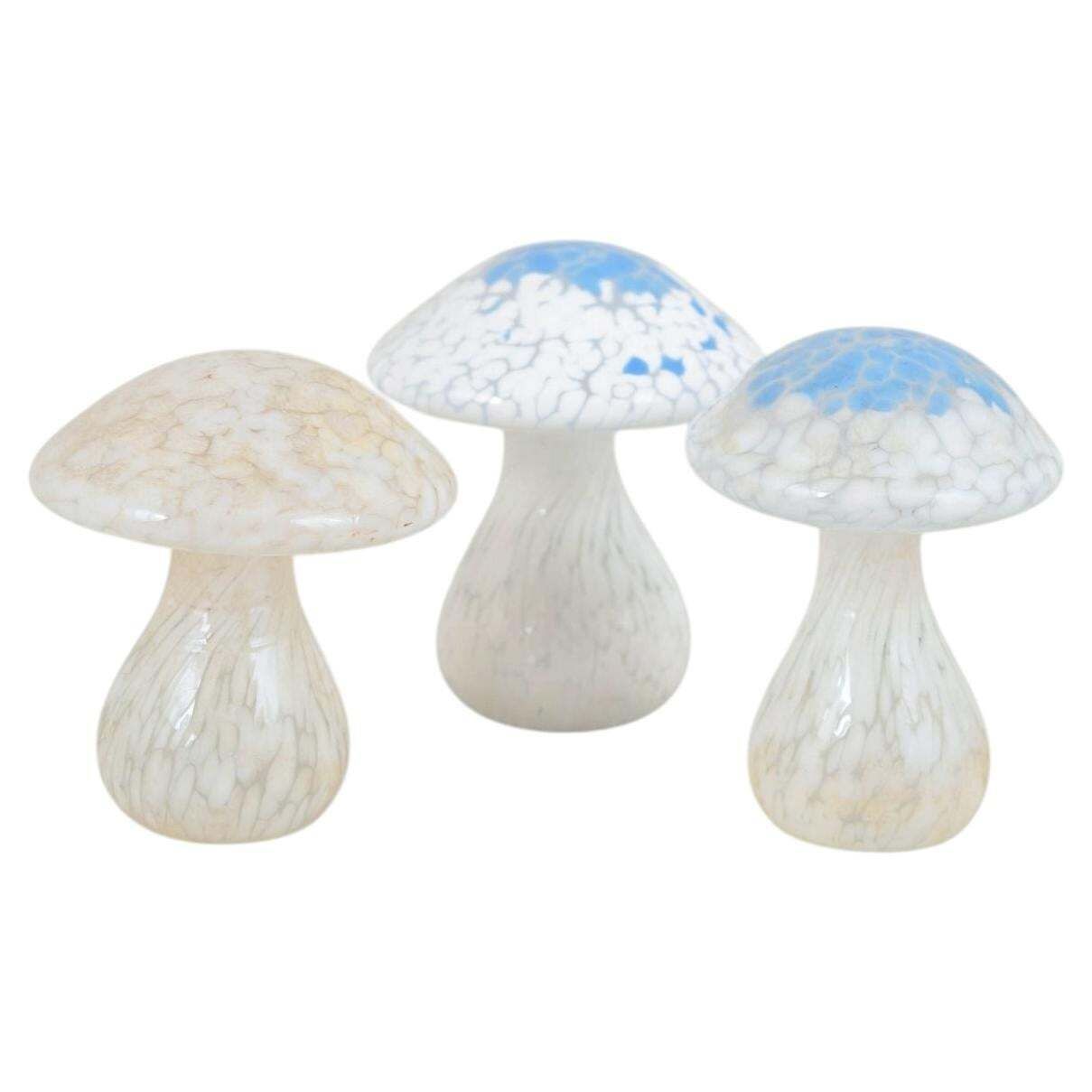 Laxå Glashytta. Set van drie decoratieve paddenstoelen in kunstglas. Jaren 1970/80