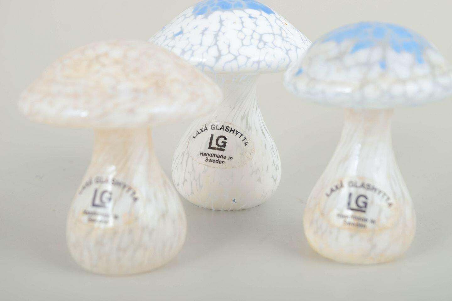 Laxå Glashytta. Set van drie decoratieve paddenstoelen in kunstglas. Jaren 1970/80 photo for sale