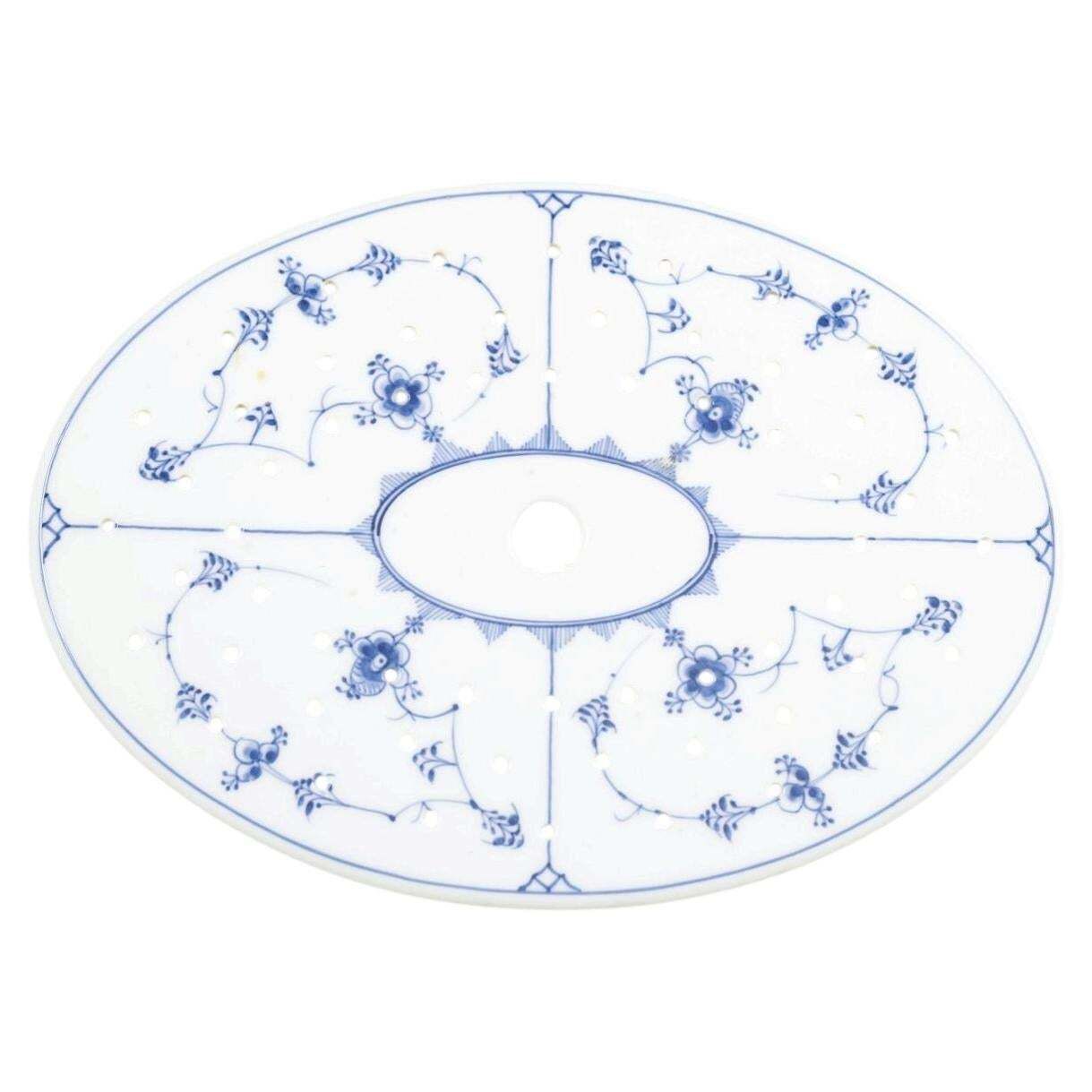 Royal Copenhagen. Plat passoire à poisson d'époque en motif Blue Fluted Plain.