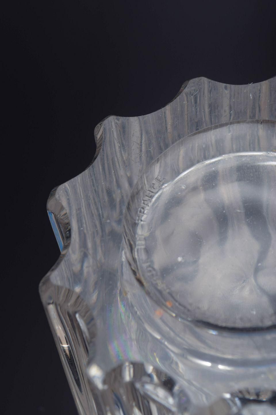 Pierre D'avesn. Art Deco glazen vaas met verticale ribbels. Midden 20e eeuw. photo Woonaccessoires