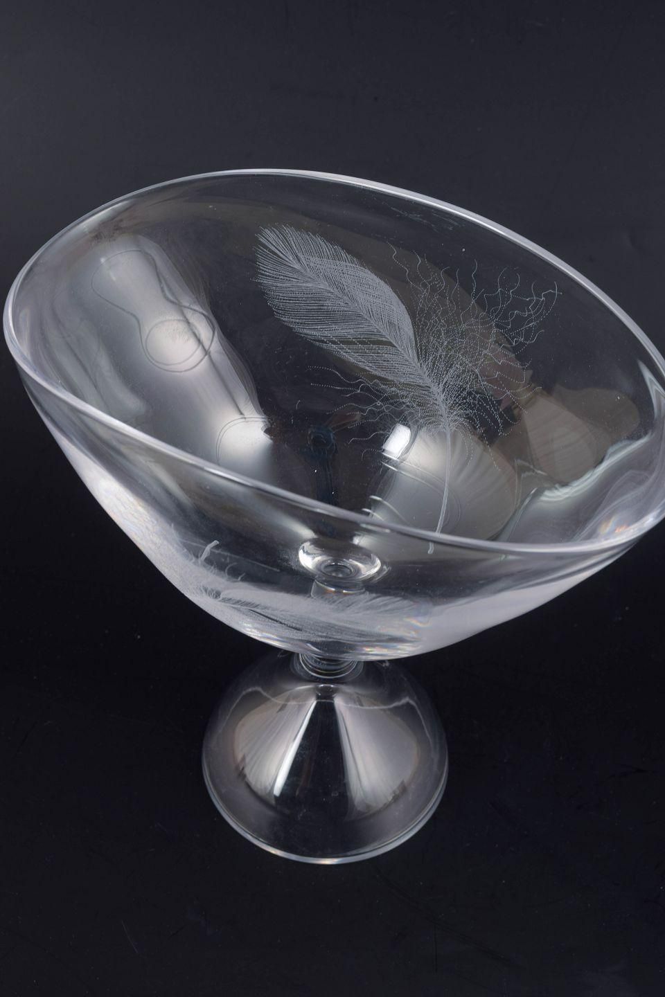 Vicke Lindstrand voor Kosta. Kunstglas voetschaal, midden 20e eeuw. photo furniture