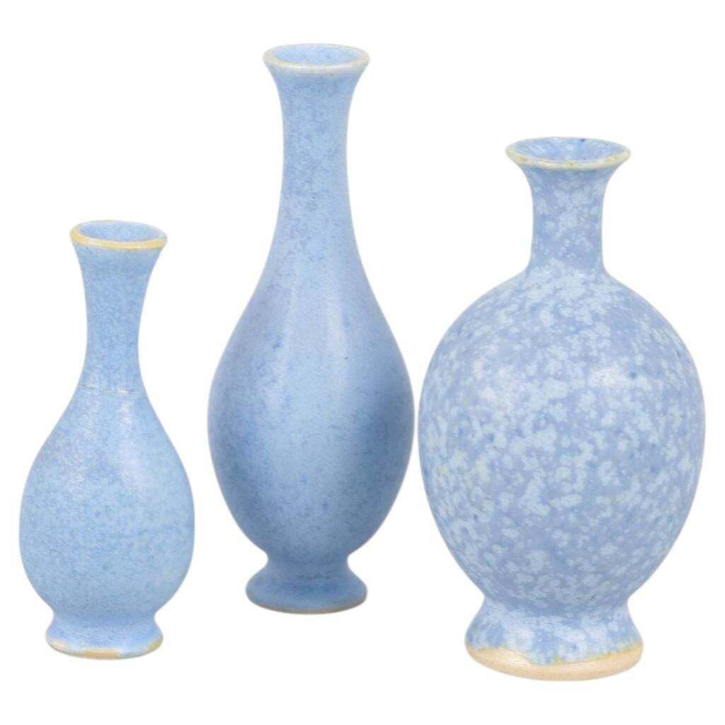 Per Liljegren. Set van drie miniatuur steengoed vazen met blauwe glazuur.