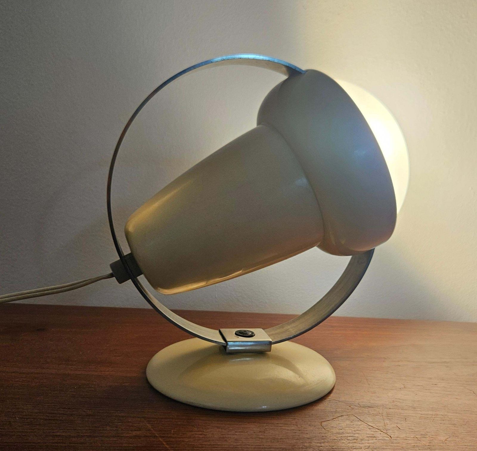 photo vinterior Mid-century tafel- of wandlamp Philips, Charlotte Perriand, Nederland, jaren 1960